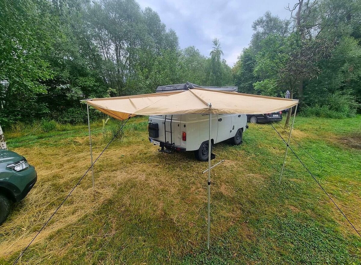 Vějířová markýza na offroad auto
