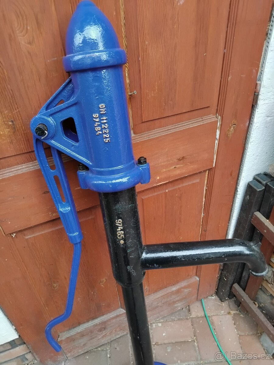 stará litinová pumpa - 5