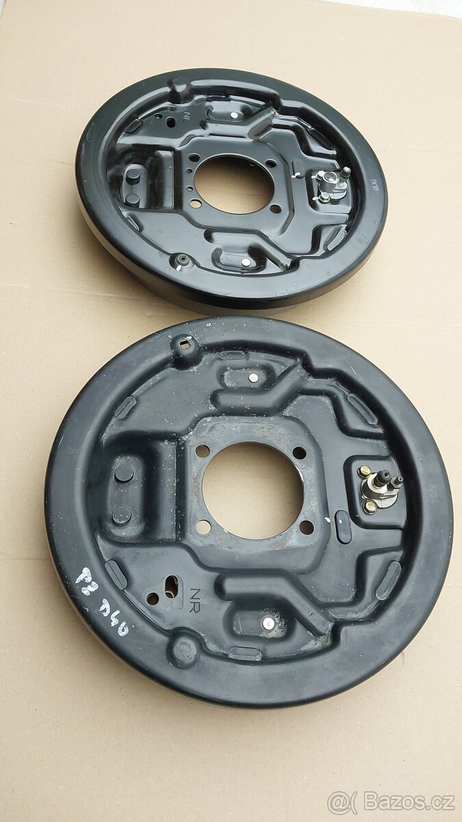 Nissan Navara D40 : Štíty zadních brzd - 5