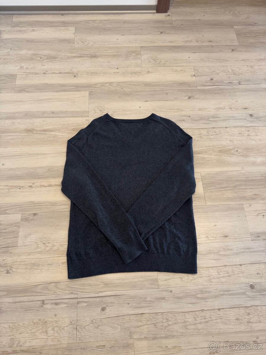 Tommy Hilfiger šedý svetr - 5