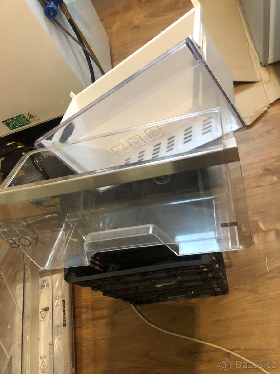 Šuplíky, poličky, skla, těsnění - 5