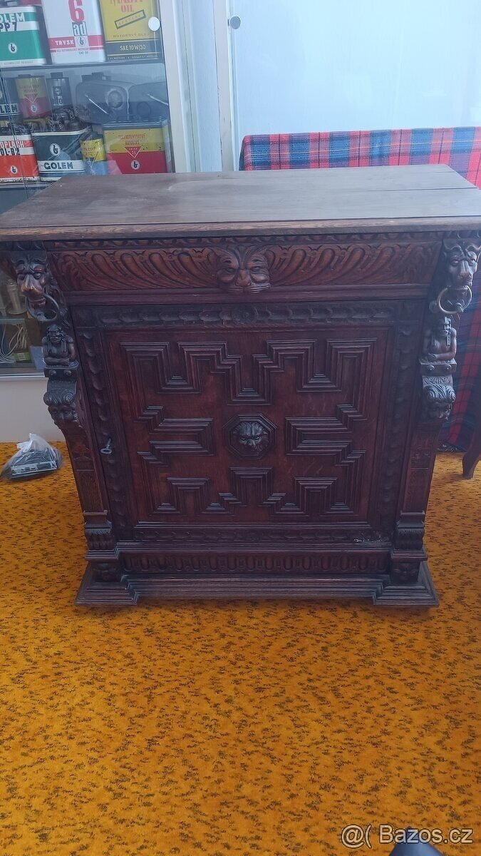 Vyřezávaná komoda - 5