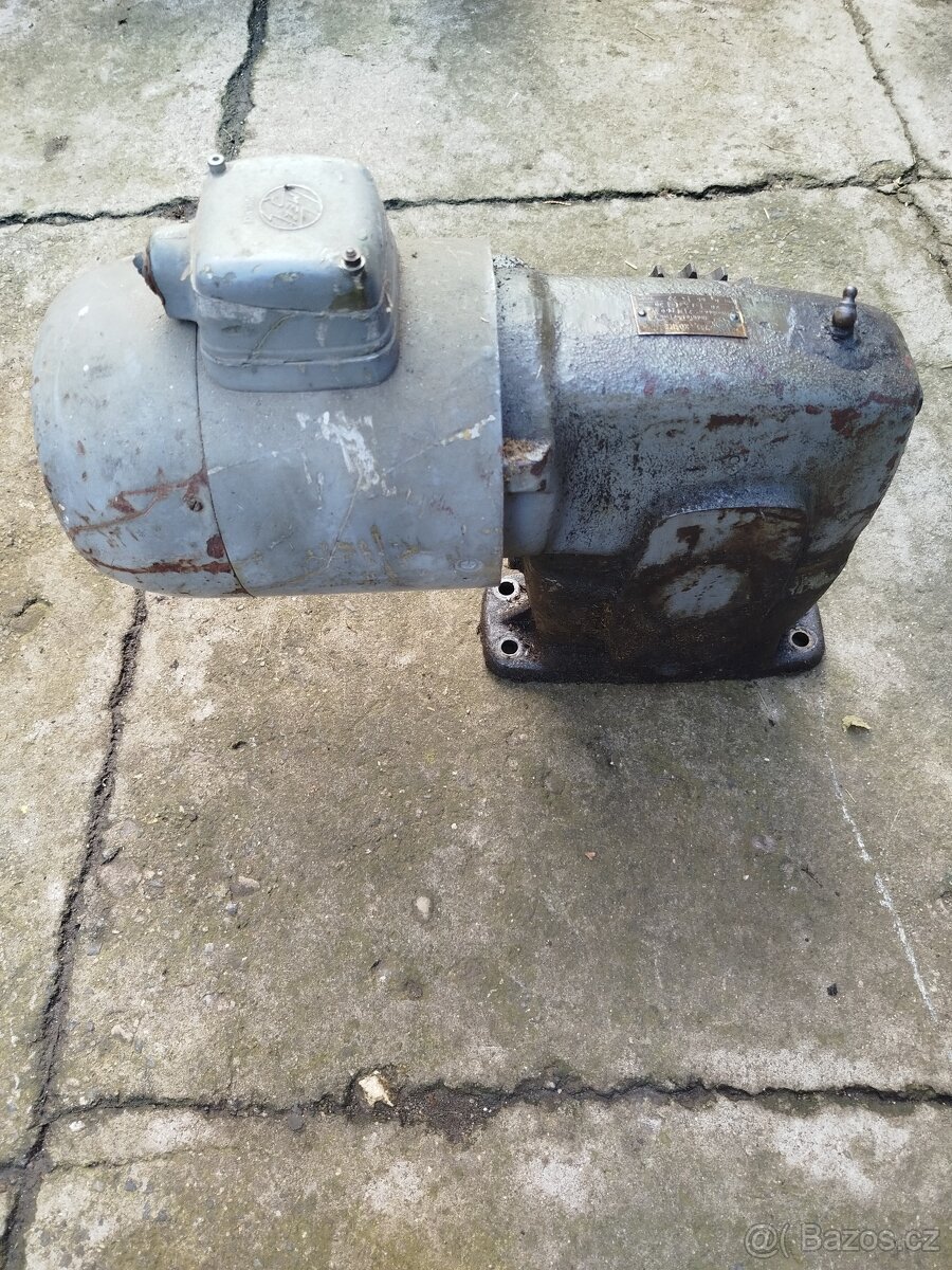 Prodám elektromotor s převodovkou - 5