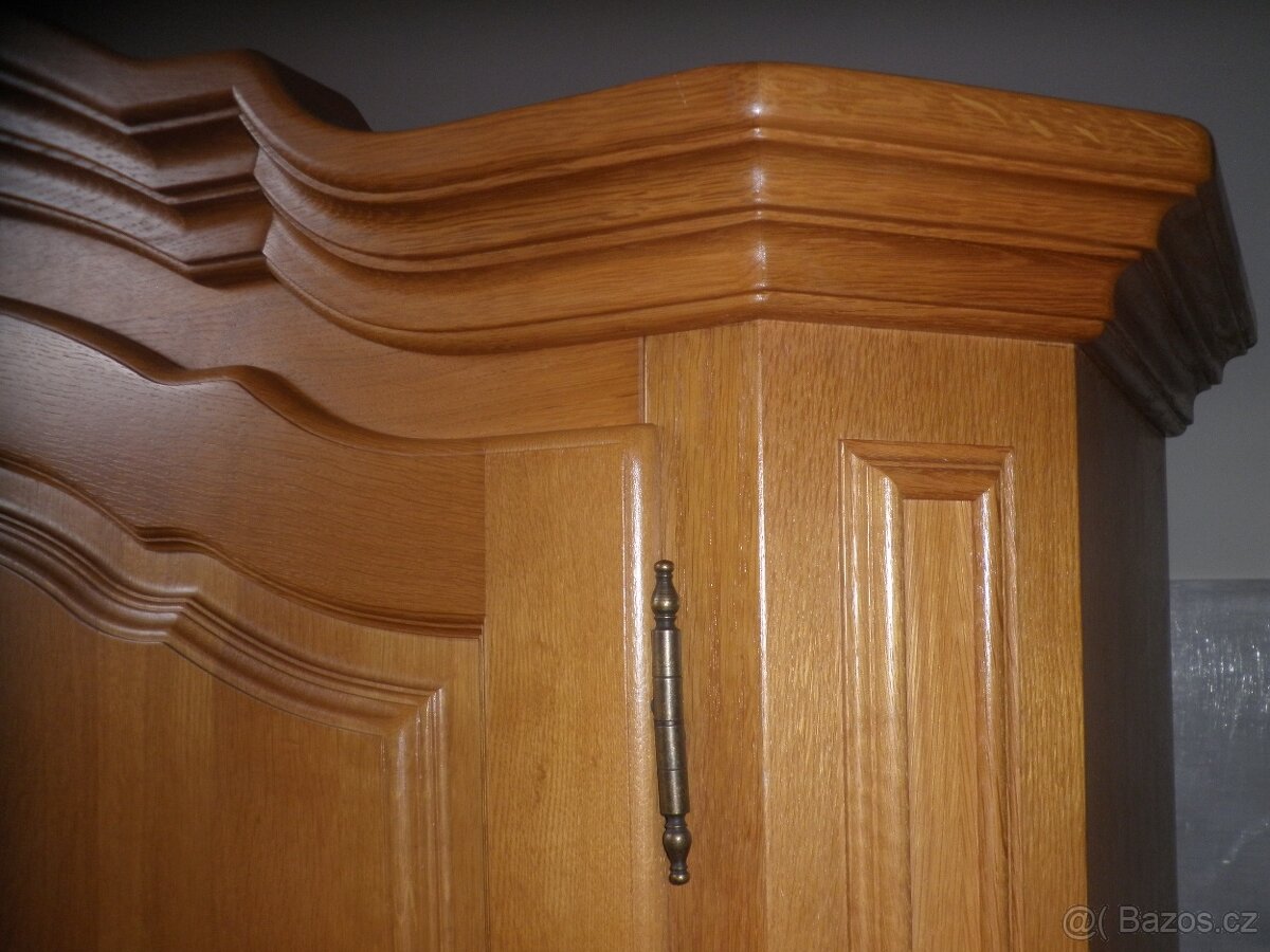 Světlá rustikální šatní skříň - 5