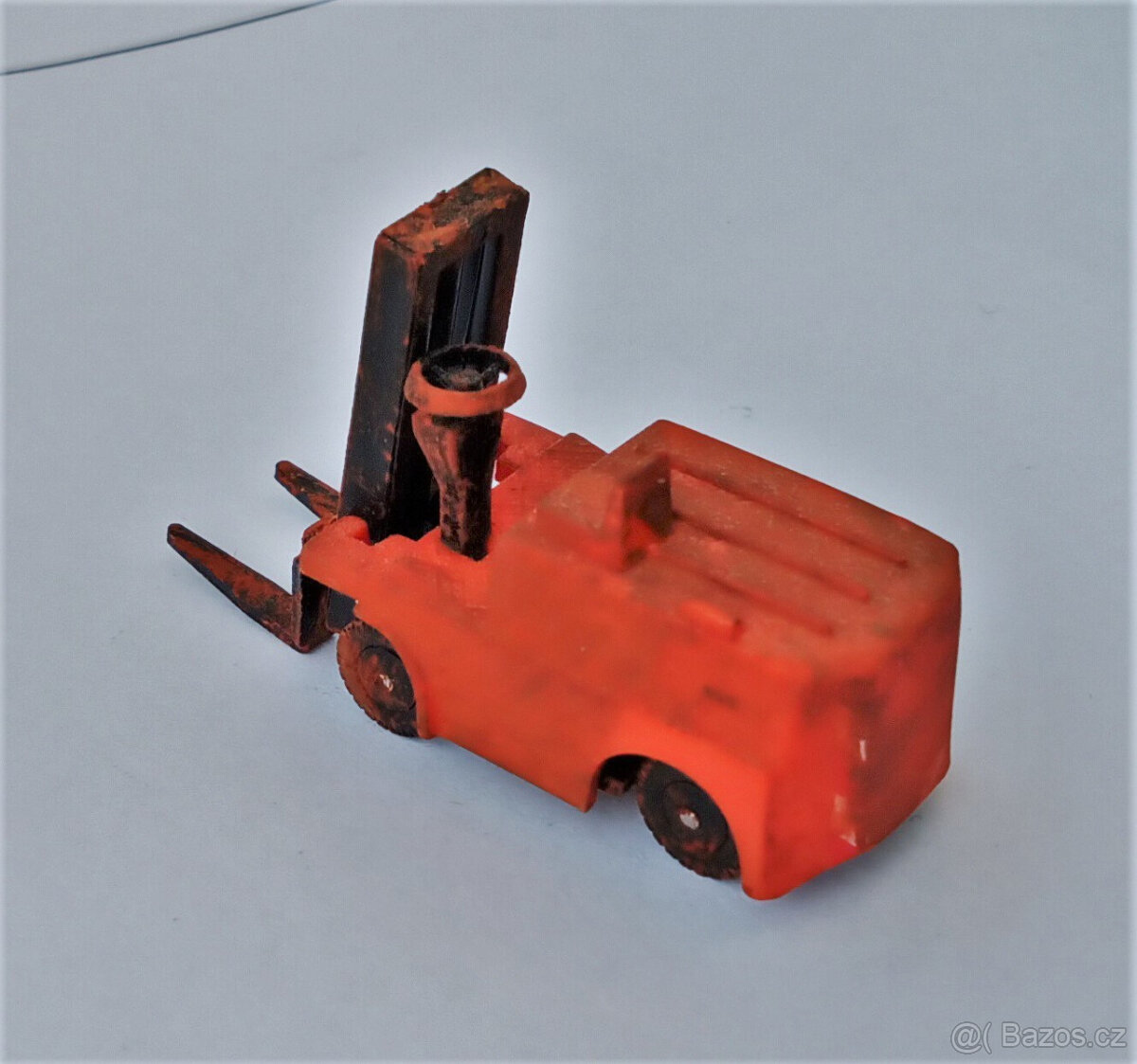 Ještěrka vysokozdvižný vozík. Patinováno. Délka cca 3 cm. - 5