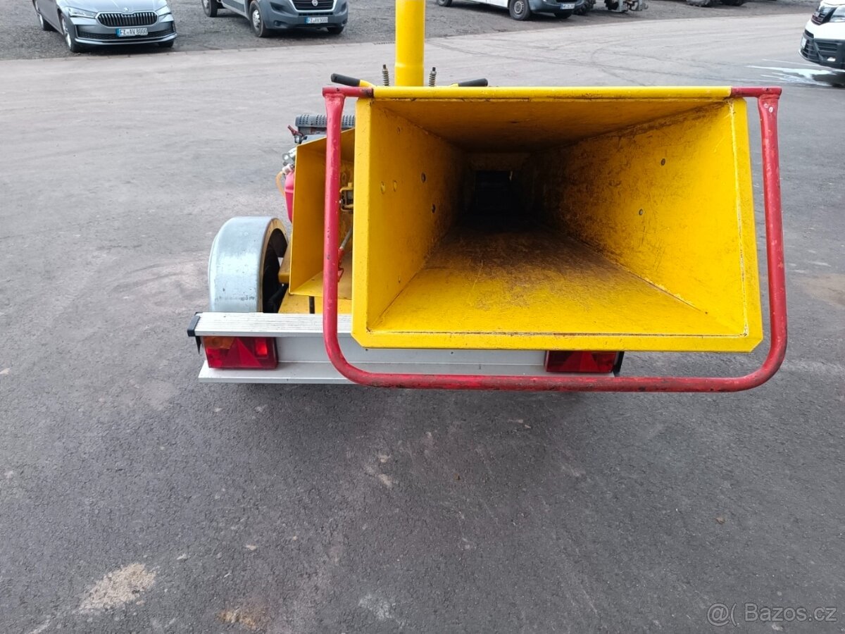 Profi ŠTĚPKOVAČ DŘEVA s podavačem jako přívěs s SPZ - 5