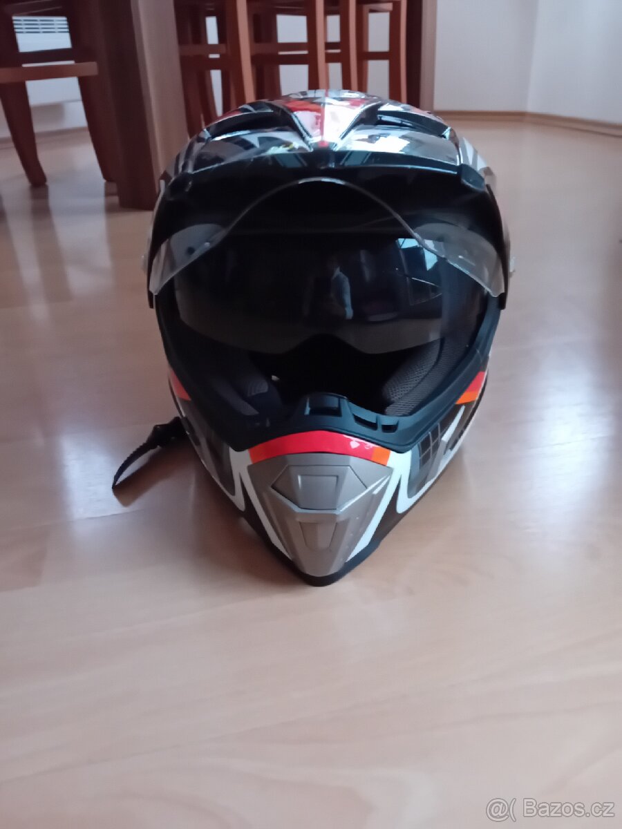 Motorkářská helma