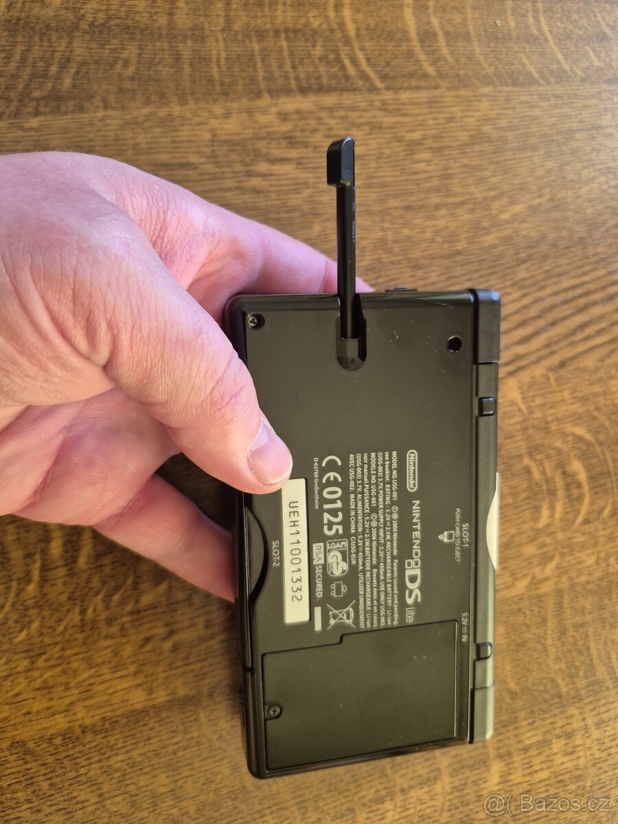 Nintendo DS Lite s příslušenstvím. - 5