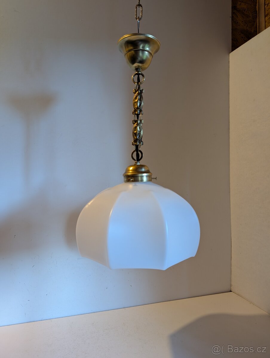 pěkný mosazný starý lustr, dobové bílé stínidlo - 5