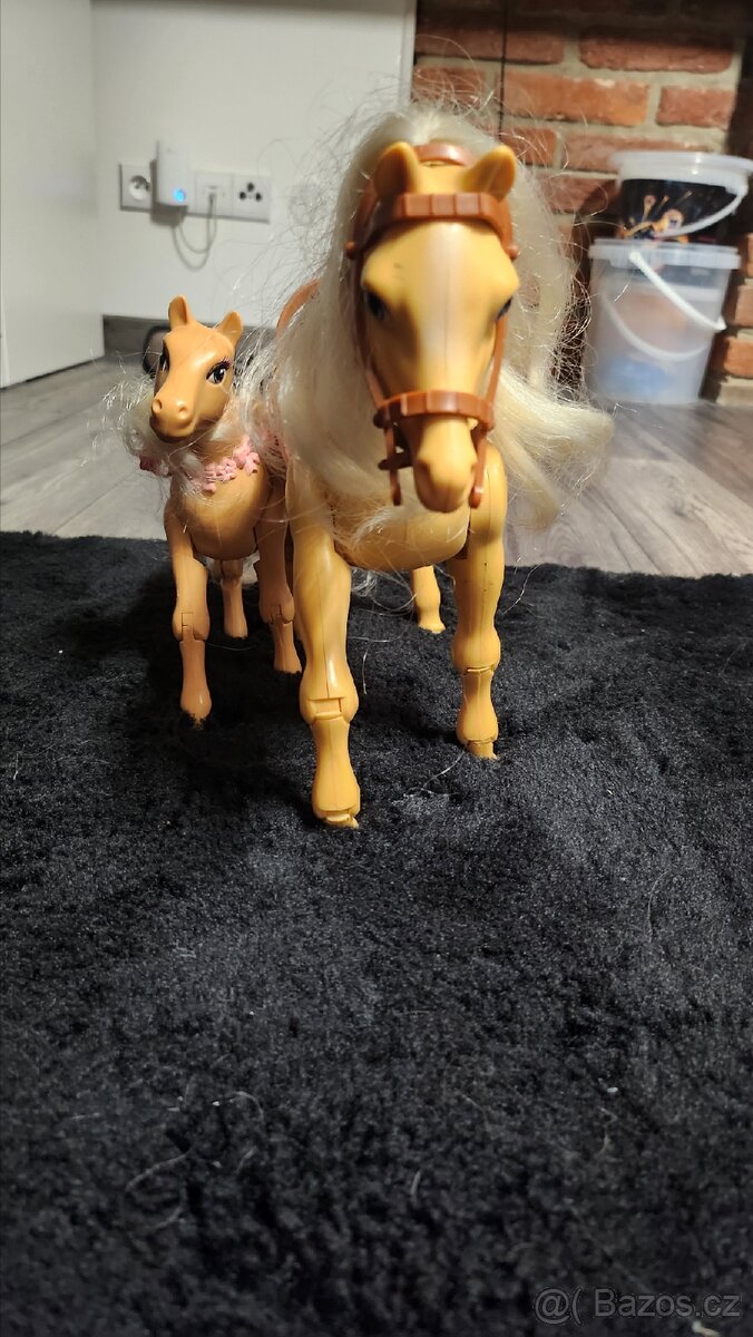 Kůň s hříbětem Barbie - 5