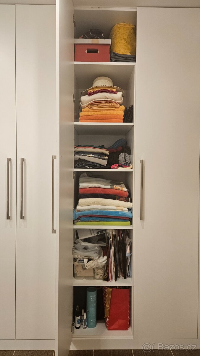 Bílá šatní a úložná skříň - 5