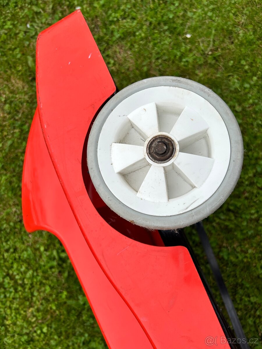 Šlapací autíčko historické červené - 5