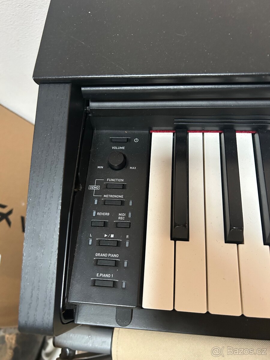 Casio CDP 770 drevenym stojanem a stolickou - 5