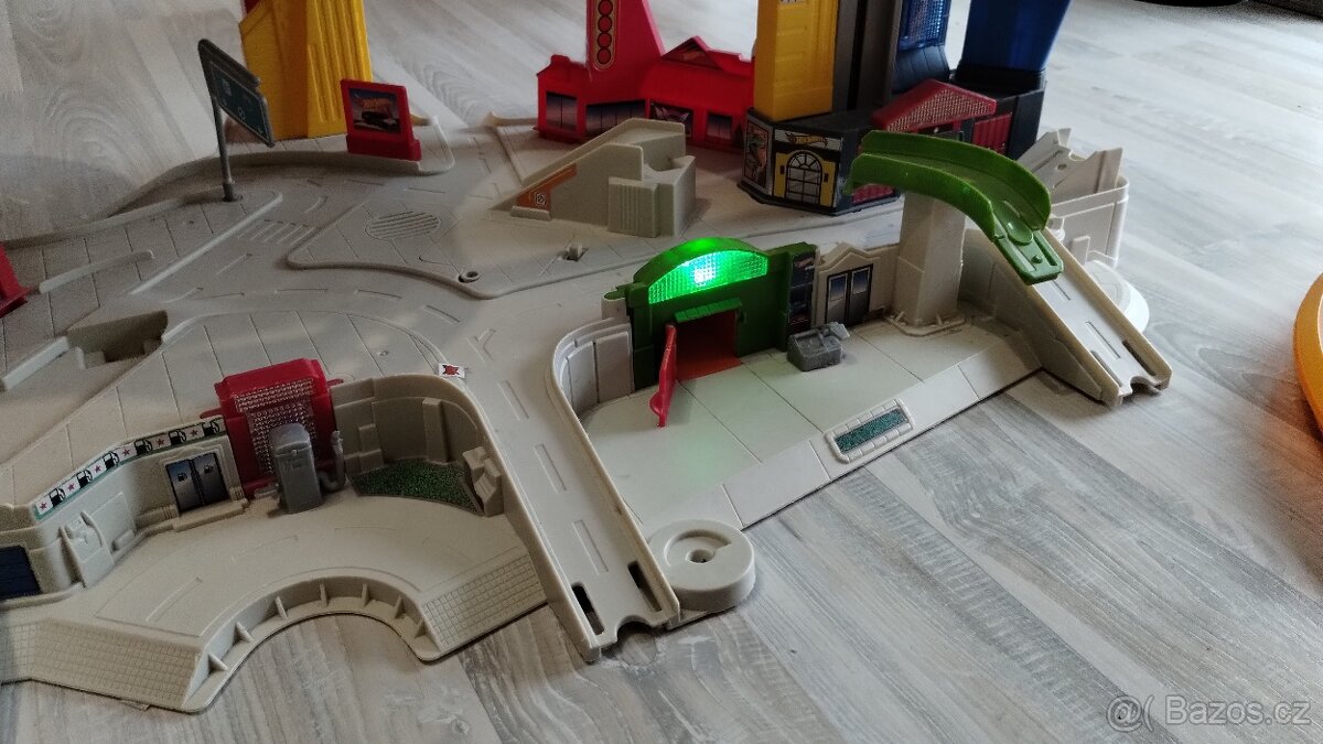 Hotwheels garáž + další dráhy - 5