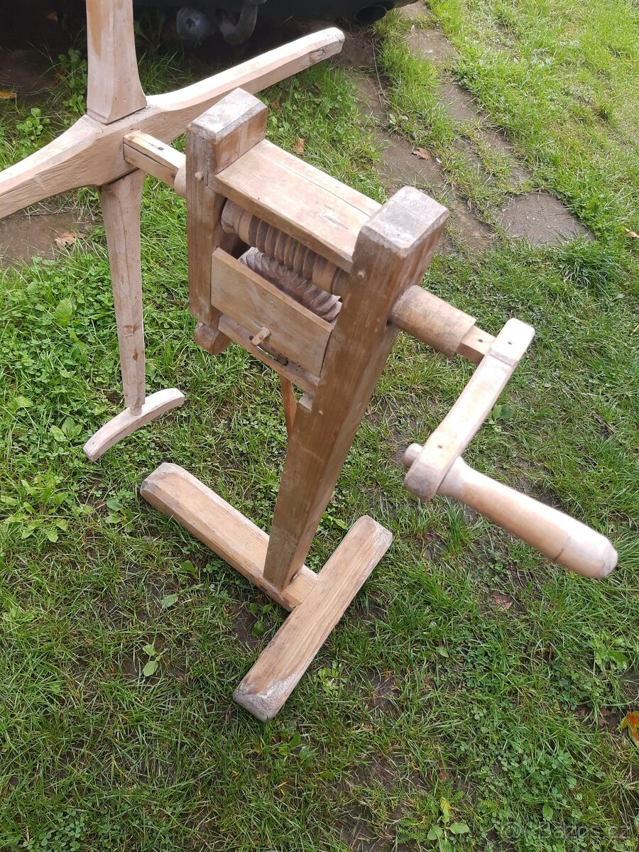 Starožitný navíjecí stroj na přízi - 5