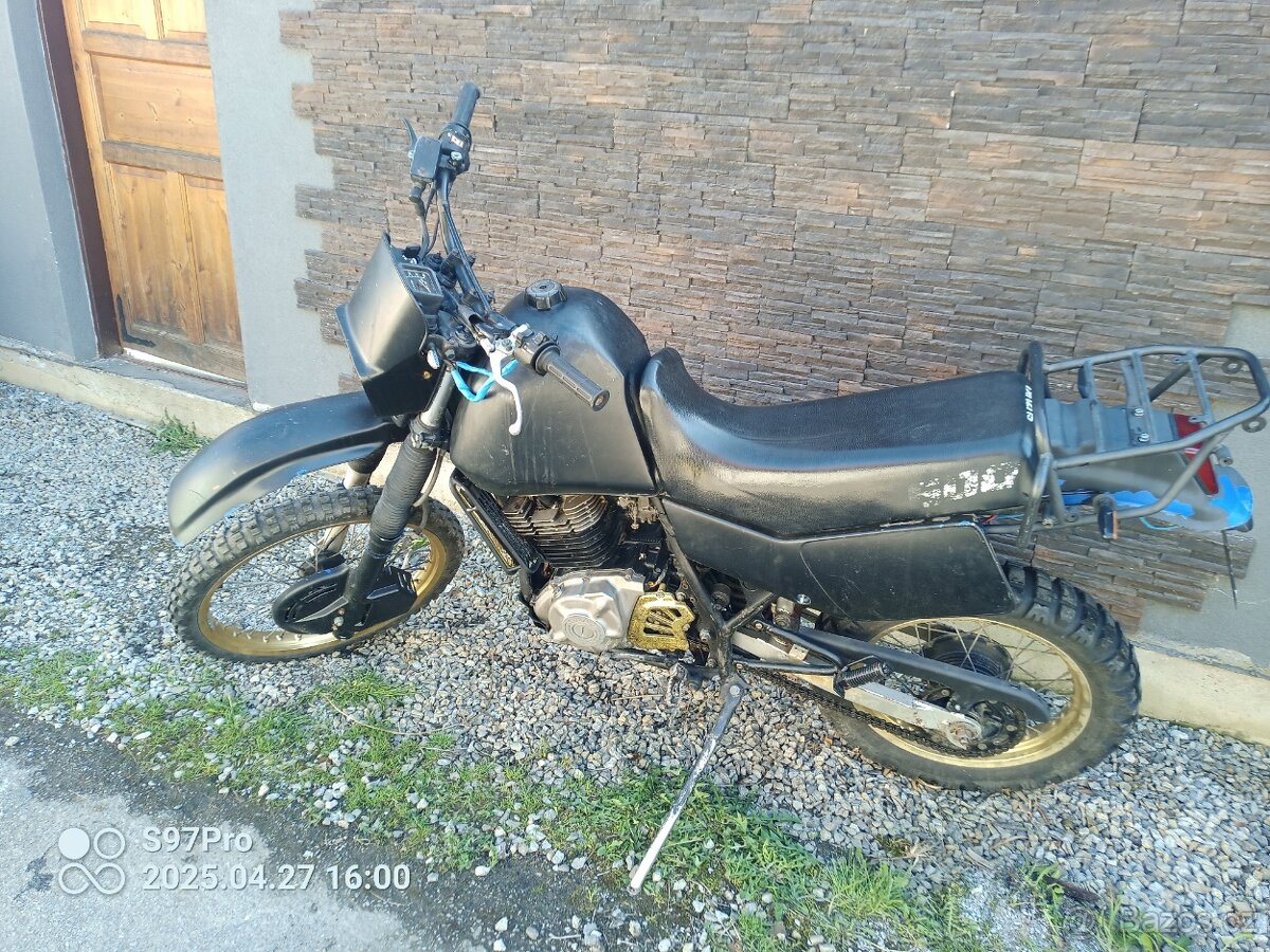 Suzuki DR 600