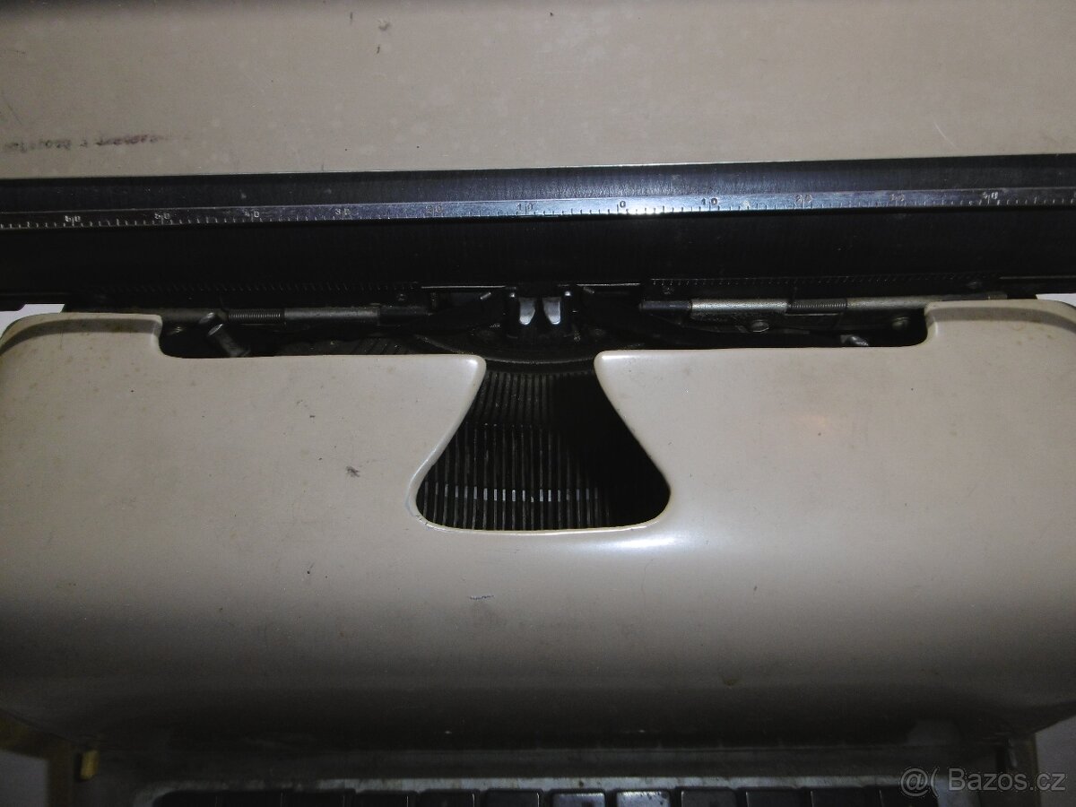 psací stroj starý retro - 5