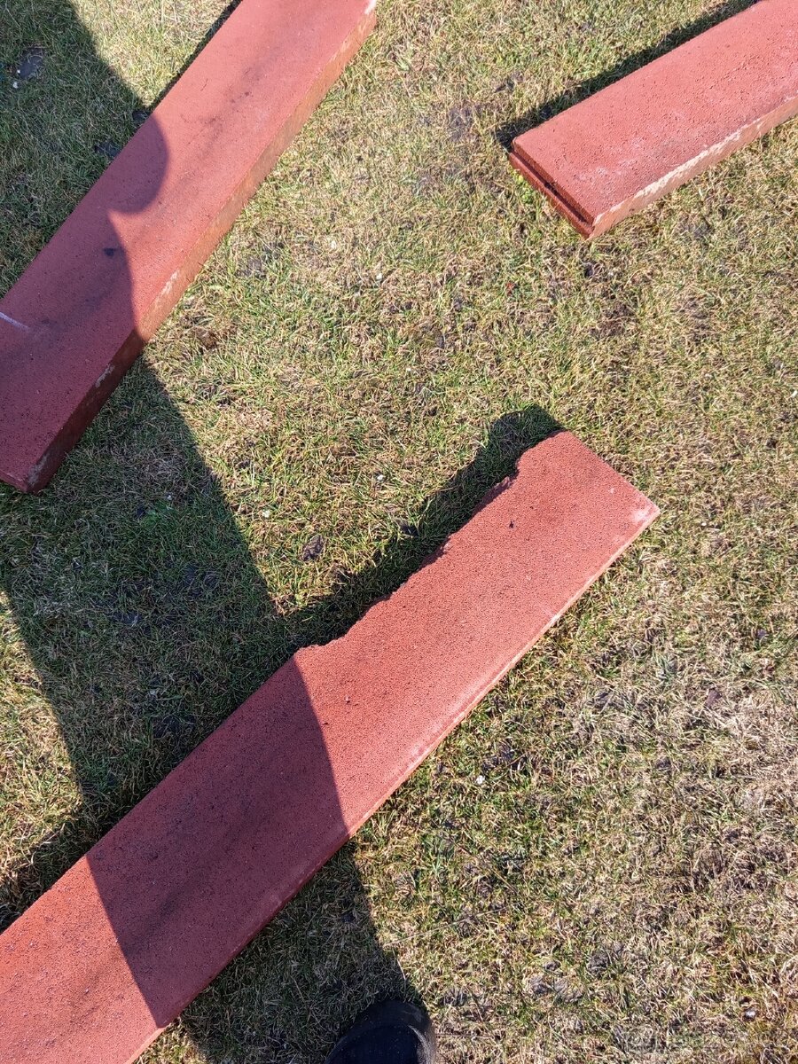 Červené obrubniky - 5