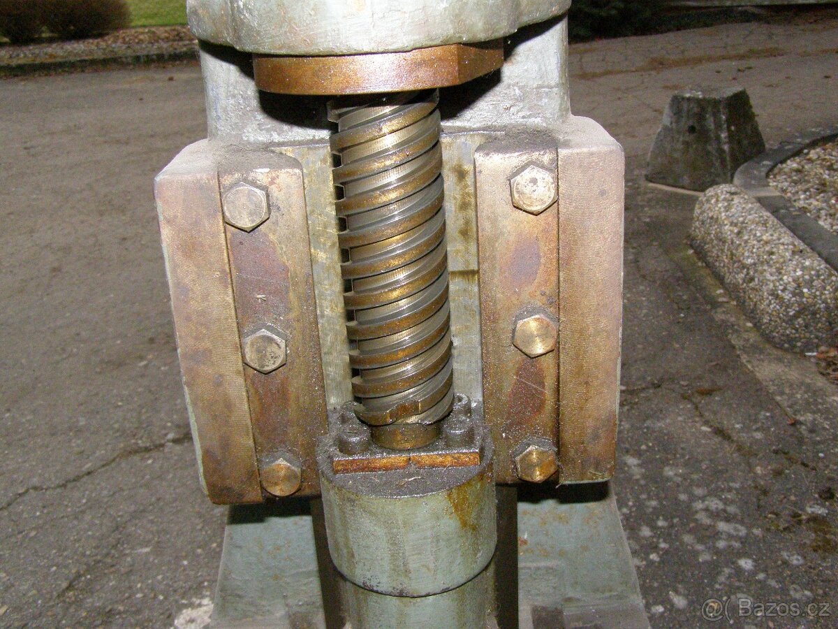 Vřetenový lis ruční - 5