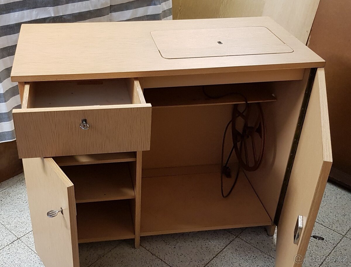 Starožitný šicí stroj SINGER + skříňka - 5