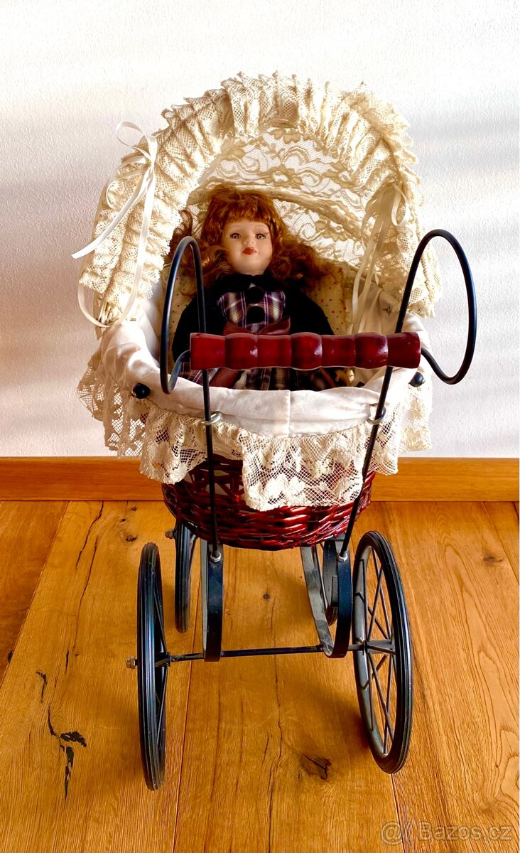 Starý krásný kočárek s panenkou - 5