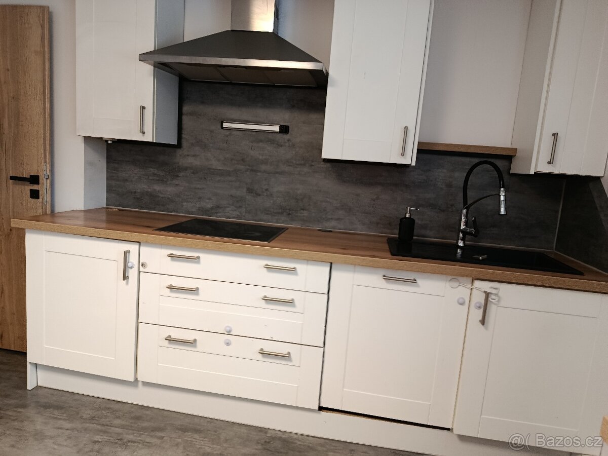 Krásná bílá (téměř plně vybavená) kuchyň - 5