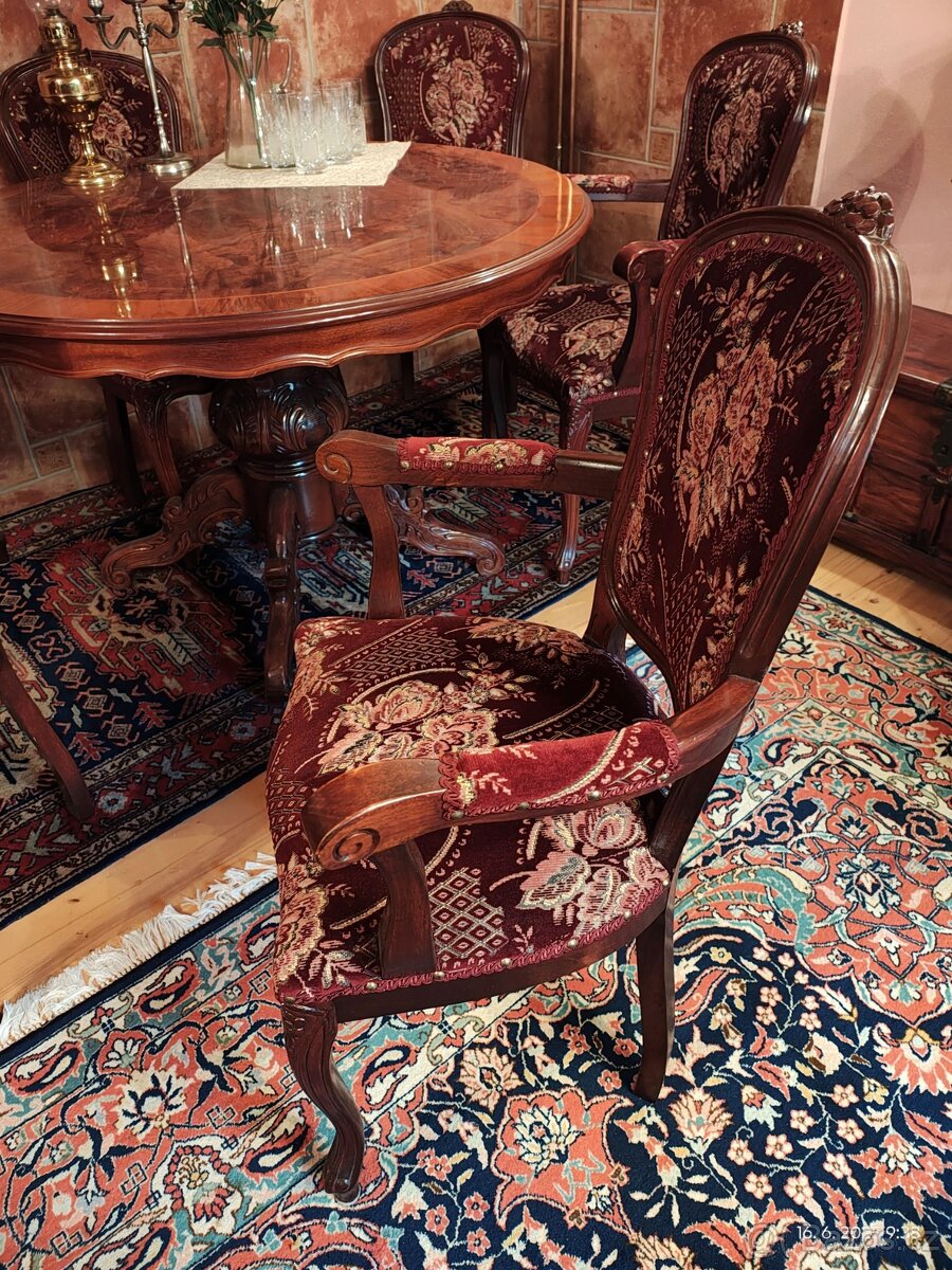 Jídelní stůl se čtyřmi židlemi a dvěma křesílky - 5