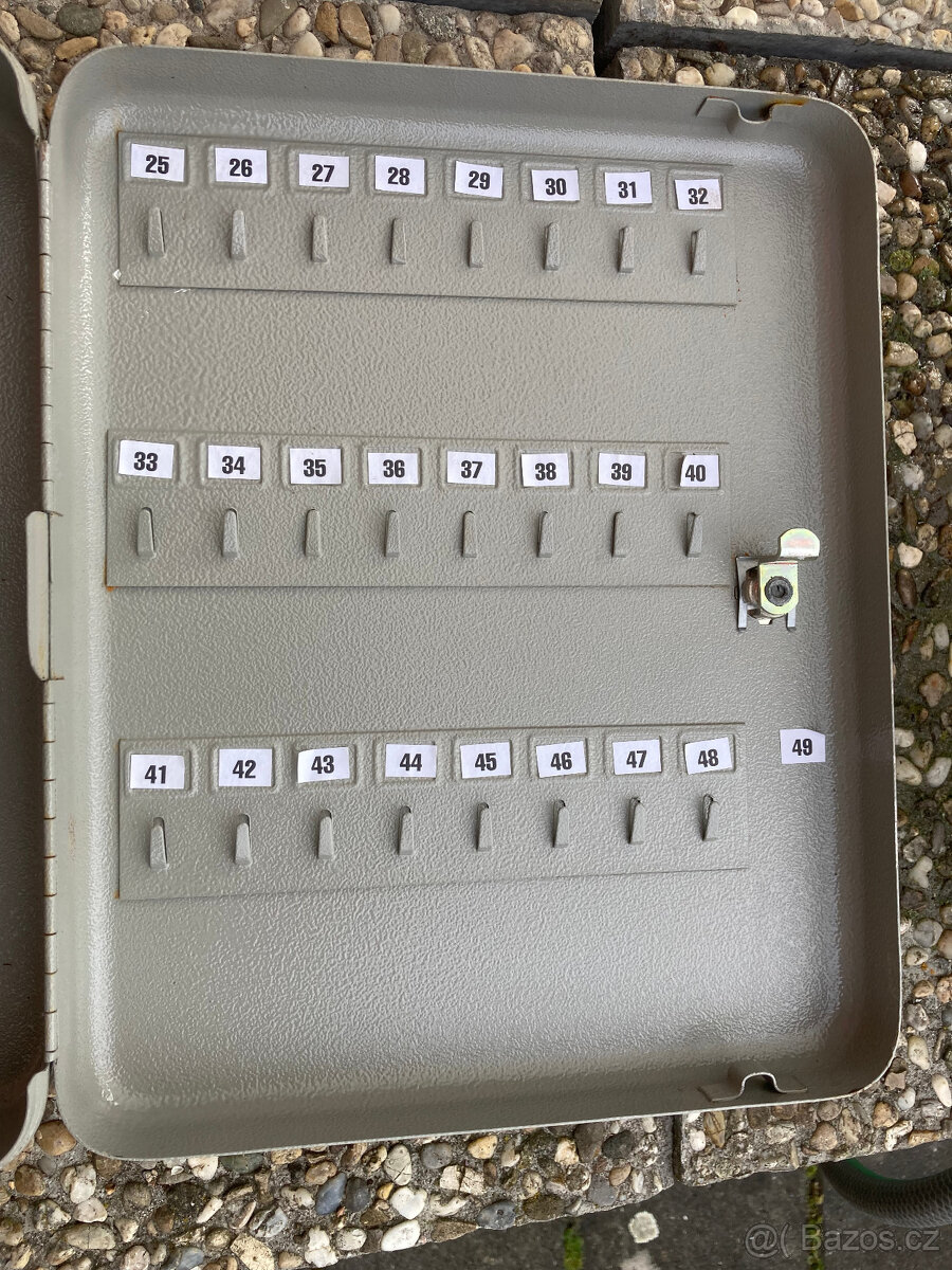 Skříňka na klíče nástěnná za 300 kč - 5