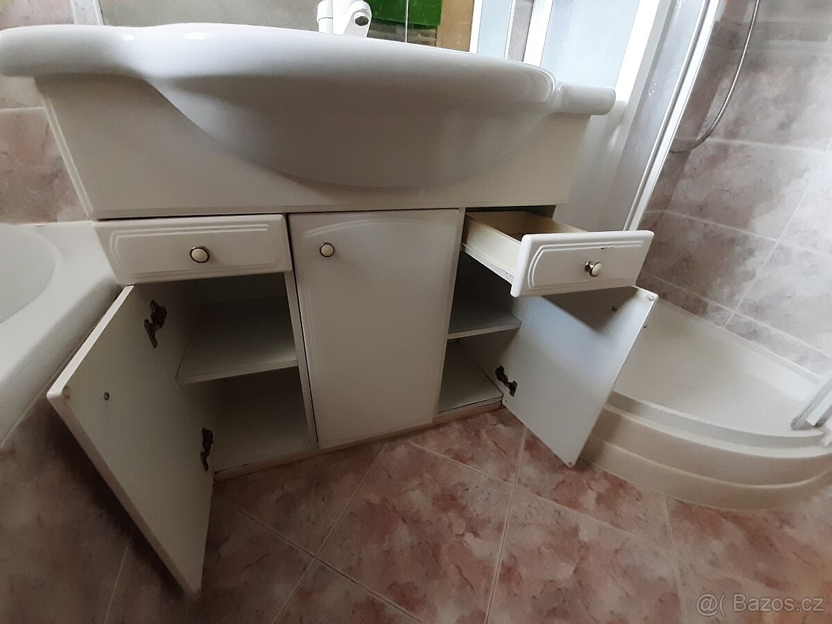 Koupelnová zrcadlová stěna se skříňkami a umyvadlem - 5