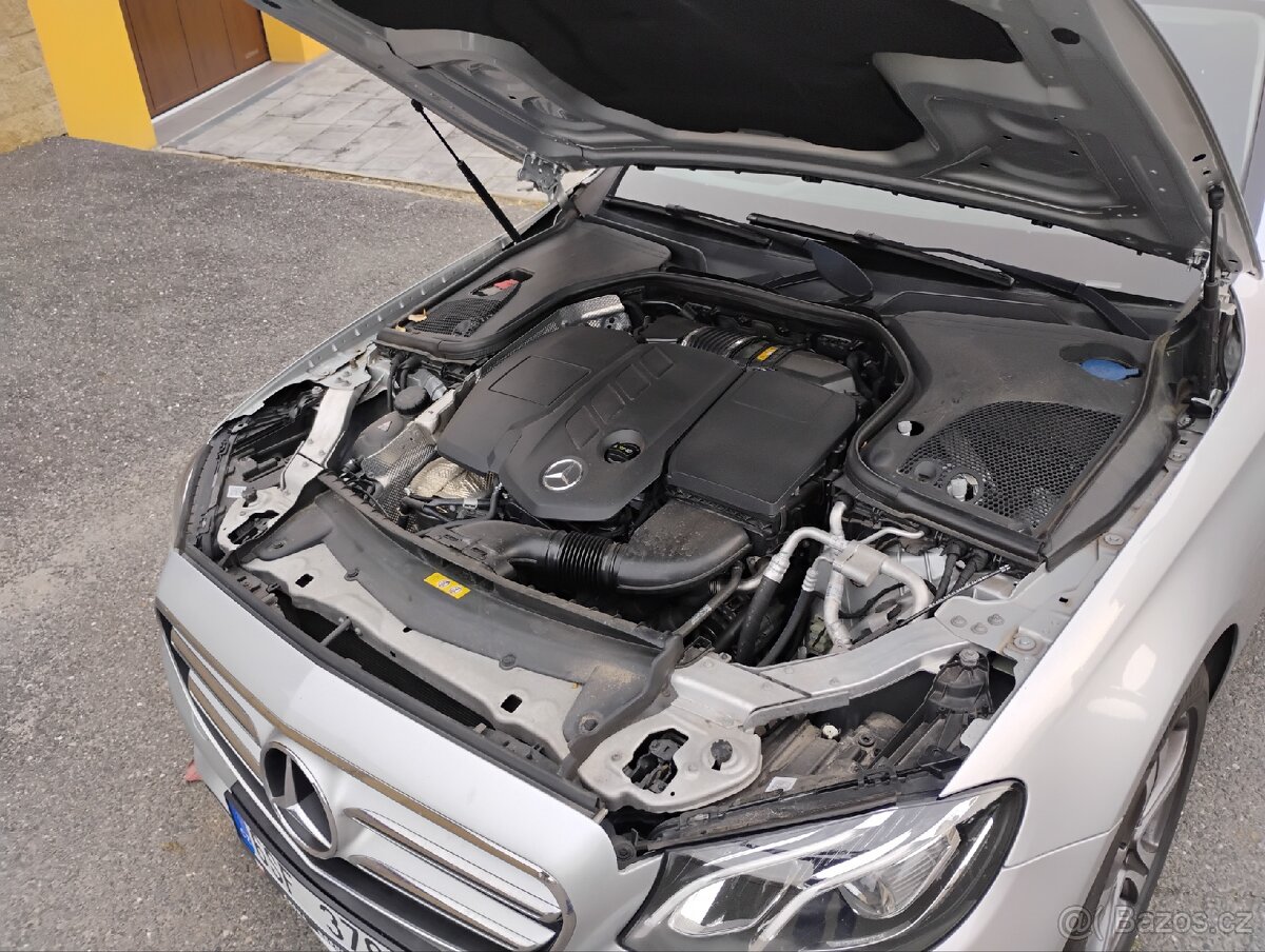 Mercedes-Benz E Class 220D - 5