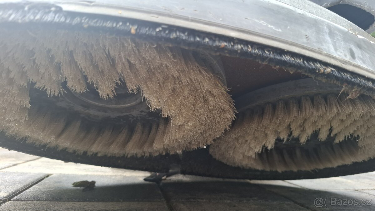 Podlahový mycí stroj TENNANT T300e 600mm - 5