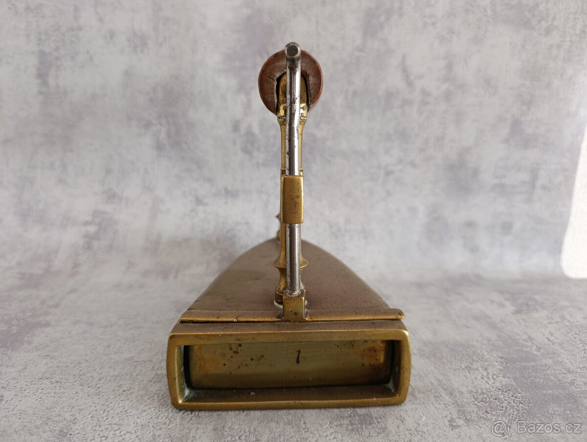 Stará zachovalá mosazna žehlička č.7 (vzadu značeni 7) - 5