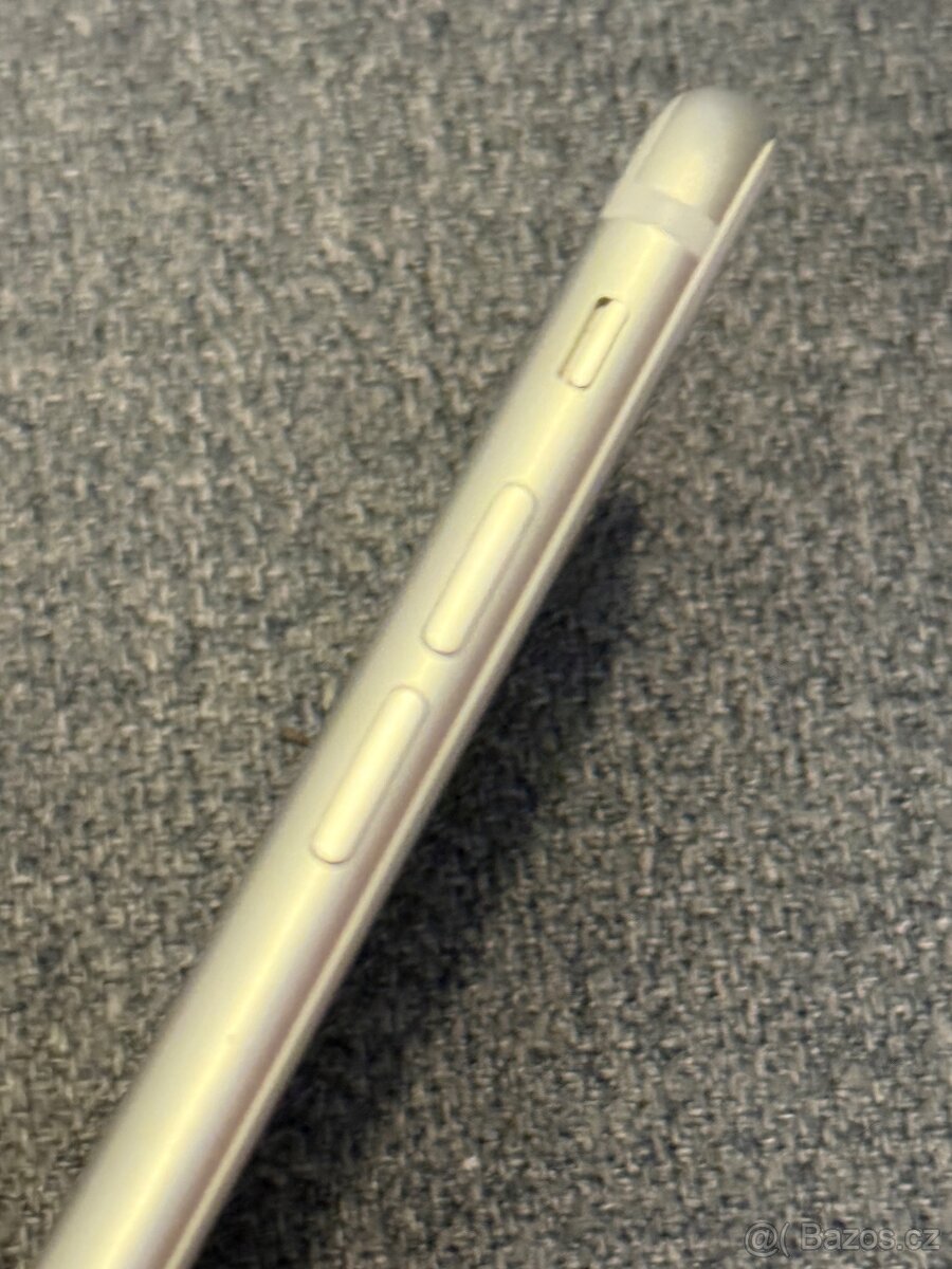 Stříbrný iPhone 7 32GB - 5