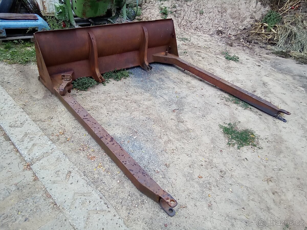 Čelní radlice na pásový raktor DT - 5