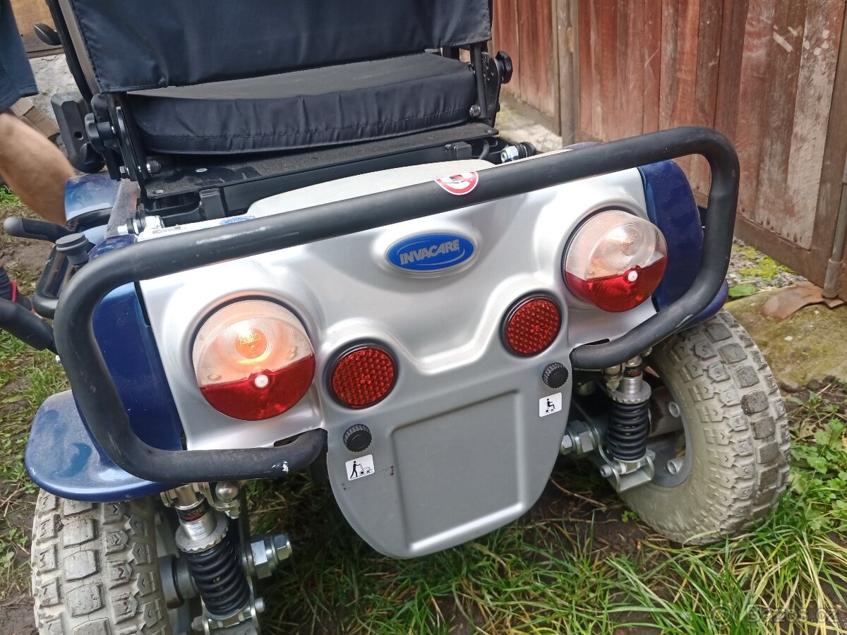 Prodám elektrický invalidní vozík funkční - 5