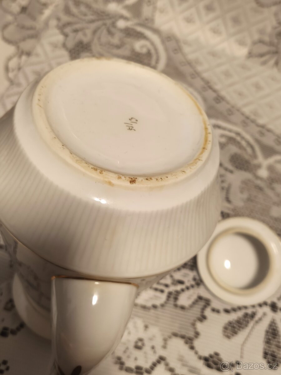 Stará porcelánová konvička. - 5