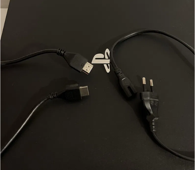 PlayStation 4 PRO + 2 ovladače + 5 her - 5