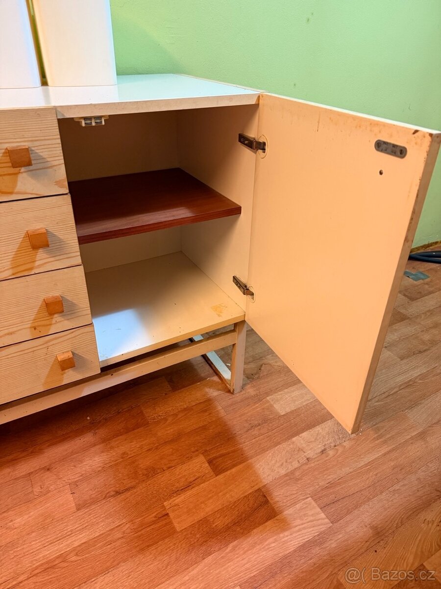 Bílo dýhovaná komoda (šuplíky a poličky) - 5