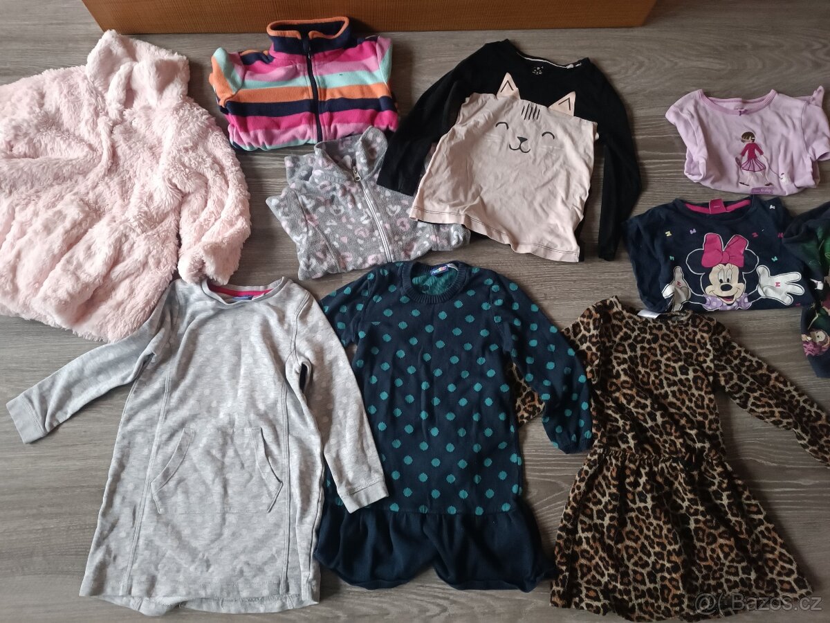 Velký balík oblečení velikost 3 až 4 roky - 5