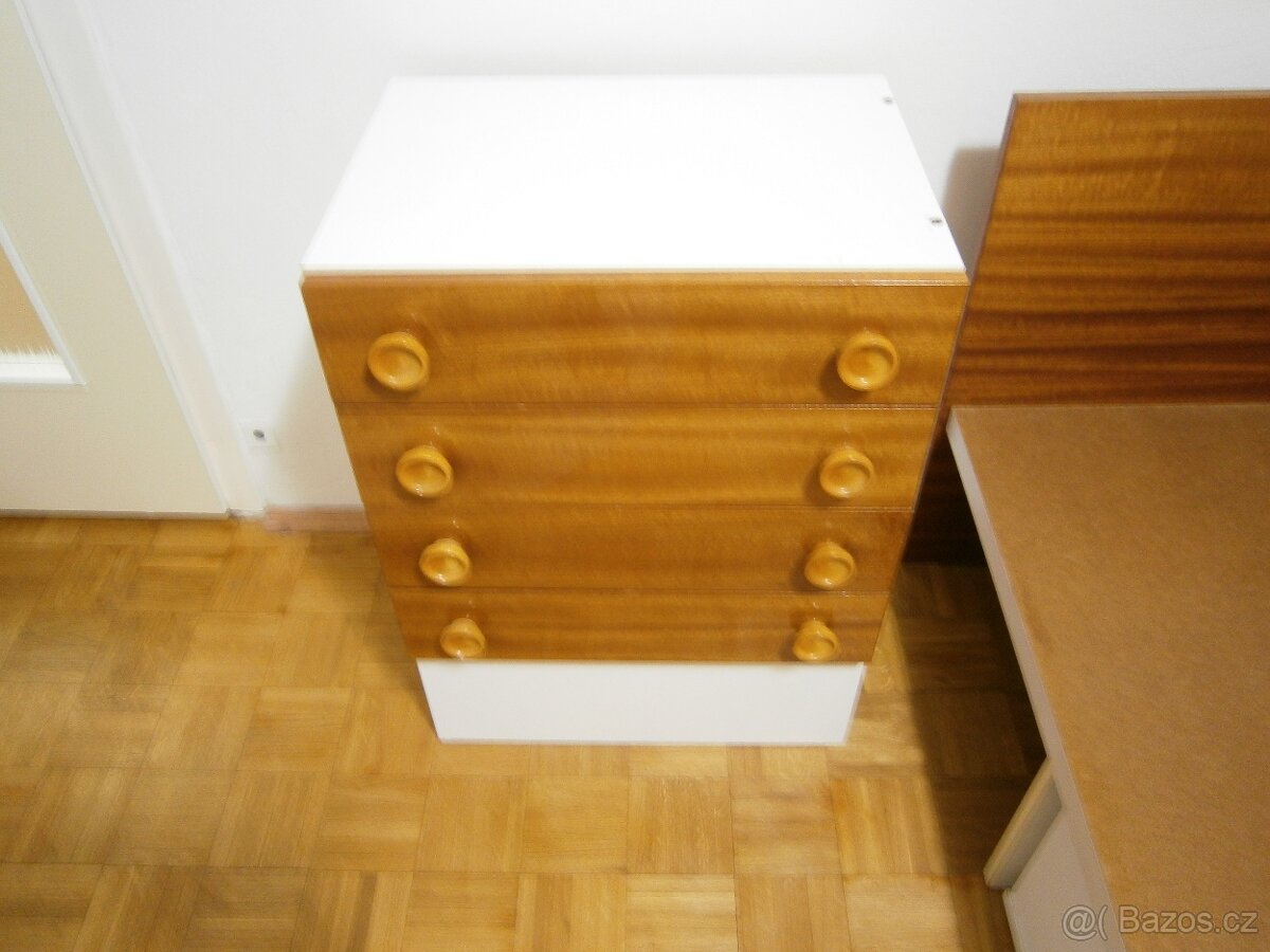 POSTEL A NOČNÍ STOLEK - 5