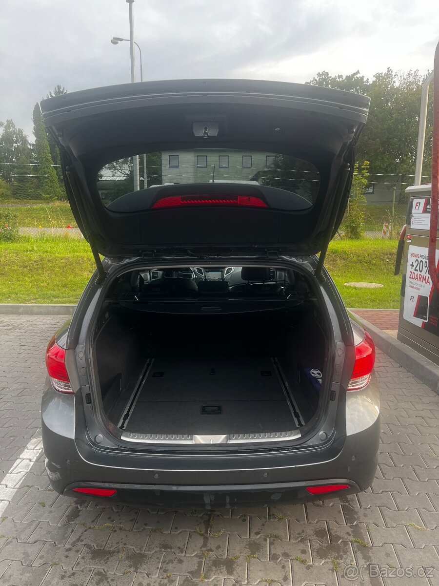 Hyundai i40 Premium 1.7 CRDi – plná výbava, 2 sady kol - 5