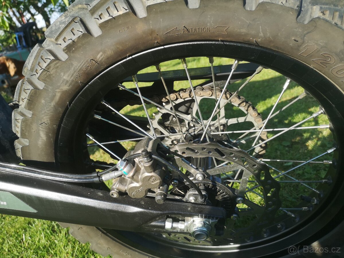 Sur-ron Ultra Bee 1756km, zánovní elektrické enduro.