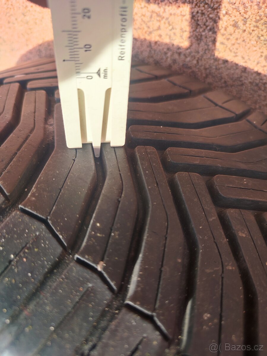 Prodám celoroční (zimní) pneu Michelin 205/55R16 - 5