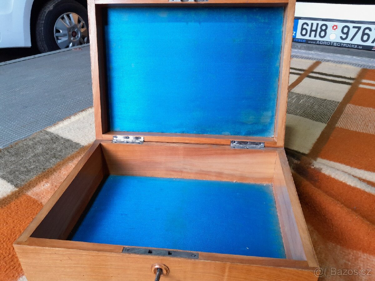 Stará truhla nebo šperkovnice - 5