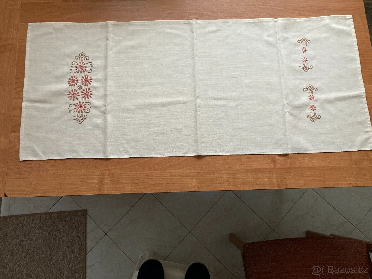 Vyšívané dečky a ubrusy - 5