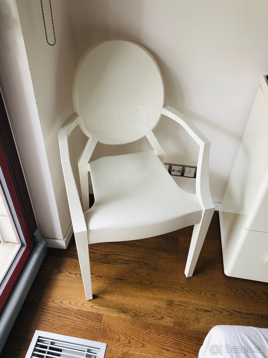 Kartell židle Louis GhostVictoria Ghost, stůl Ikea75x120/180 - 5