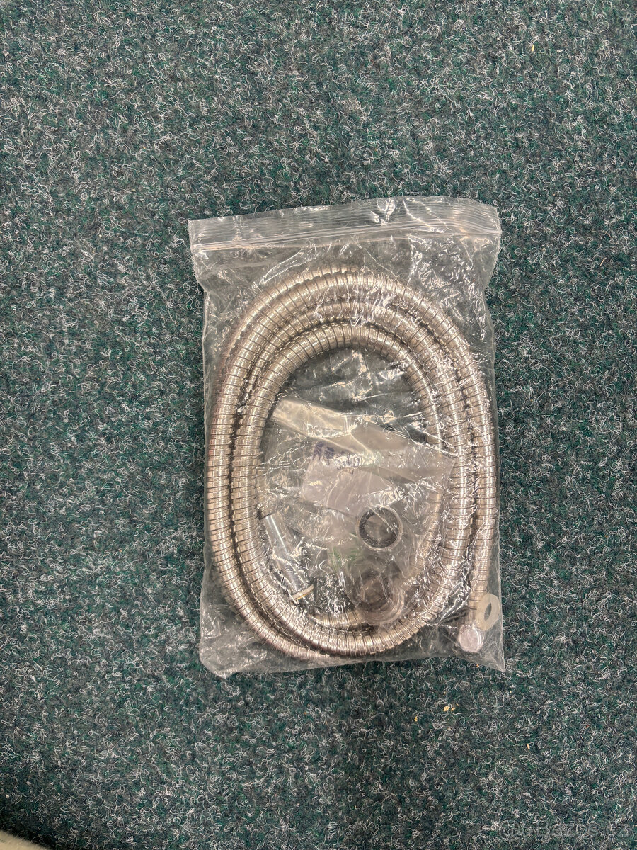 Nepoužitý set ruční sprchy – hlavice, hadice, redukce - 5