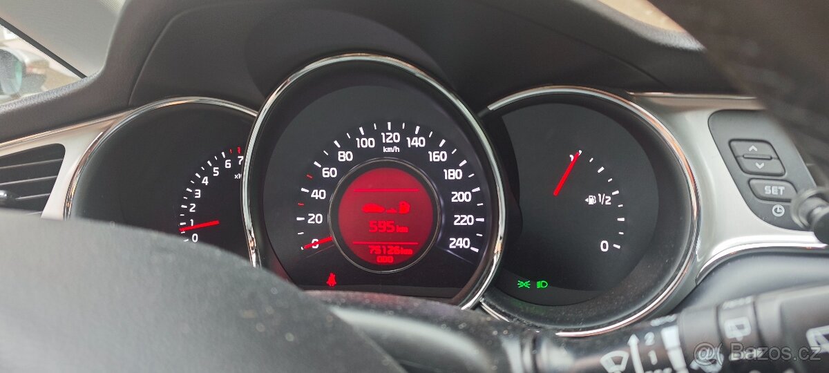 Prodám auto Kia Ceed - 5