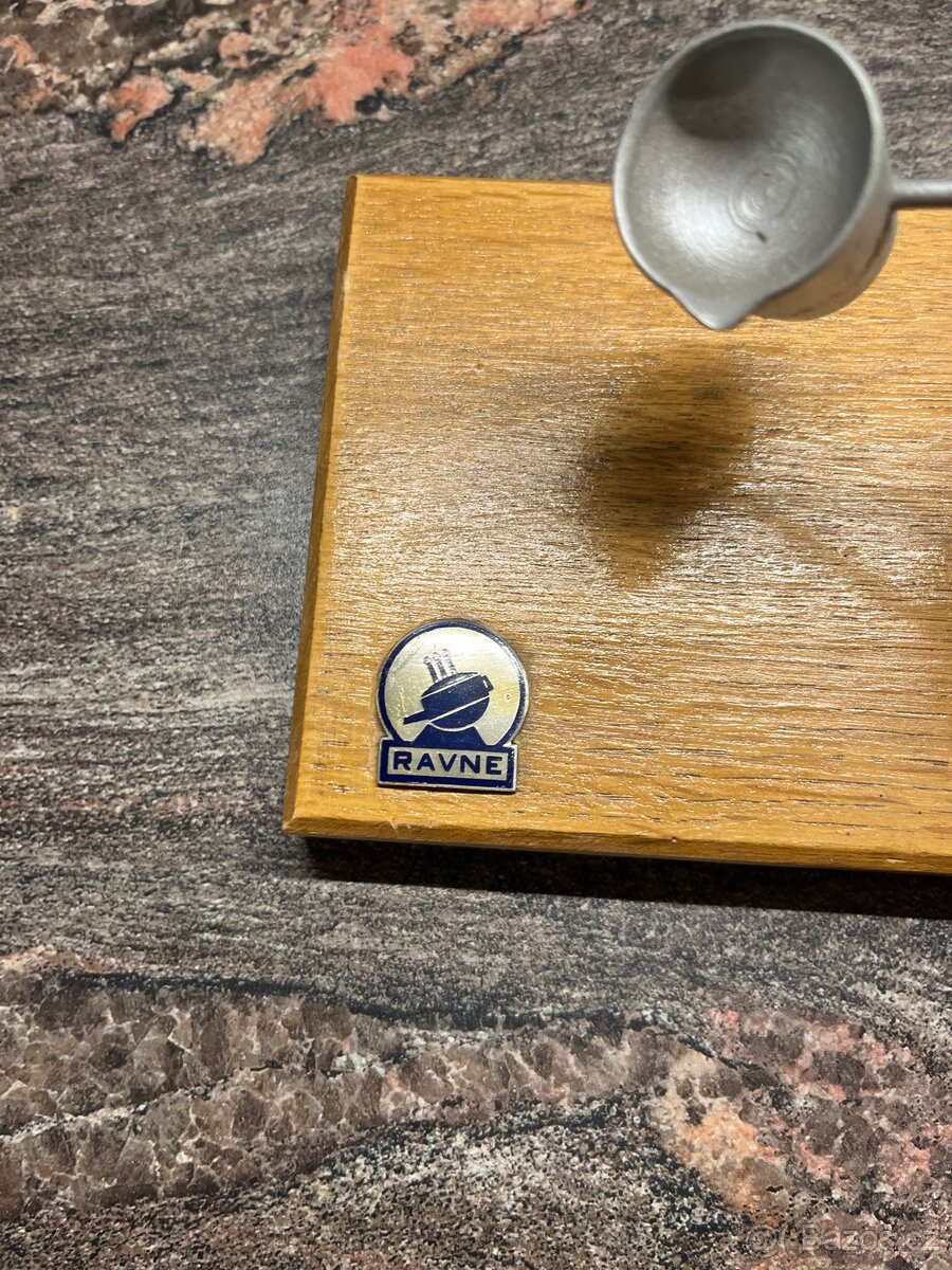 Soška slévač na podstavci - 5