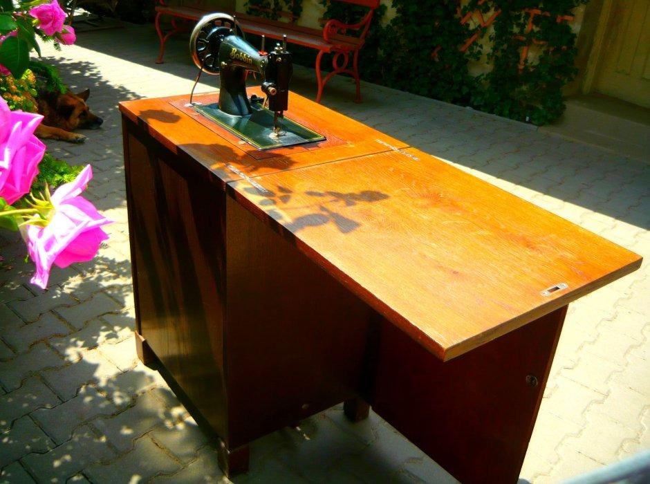 Starožitný cca 100 let starý skříňový šicí stroj - 5